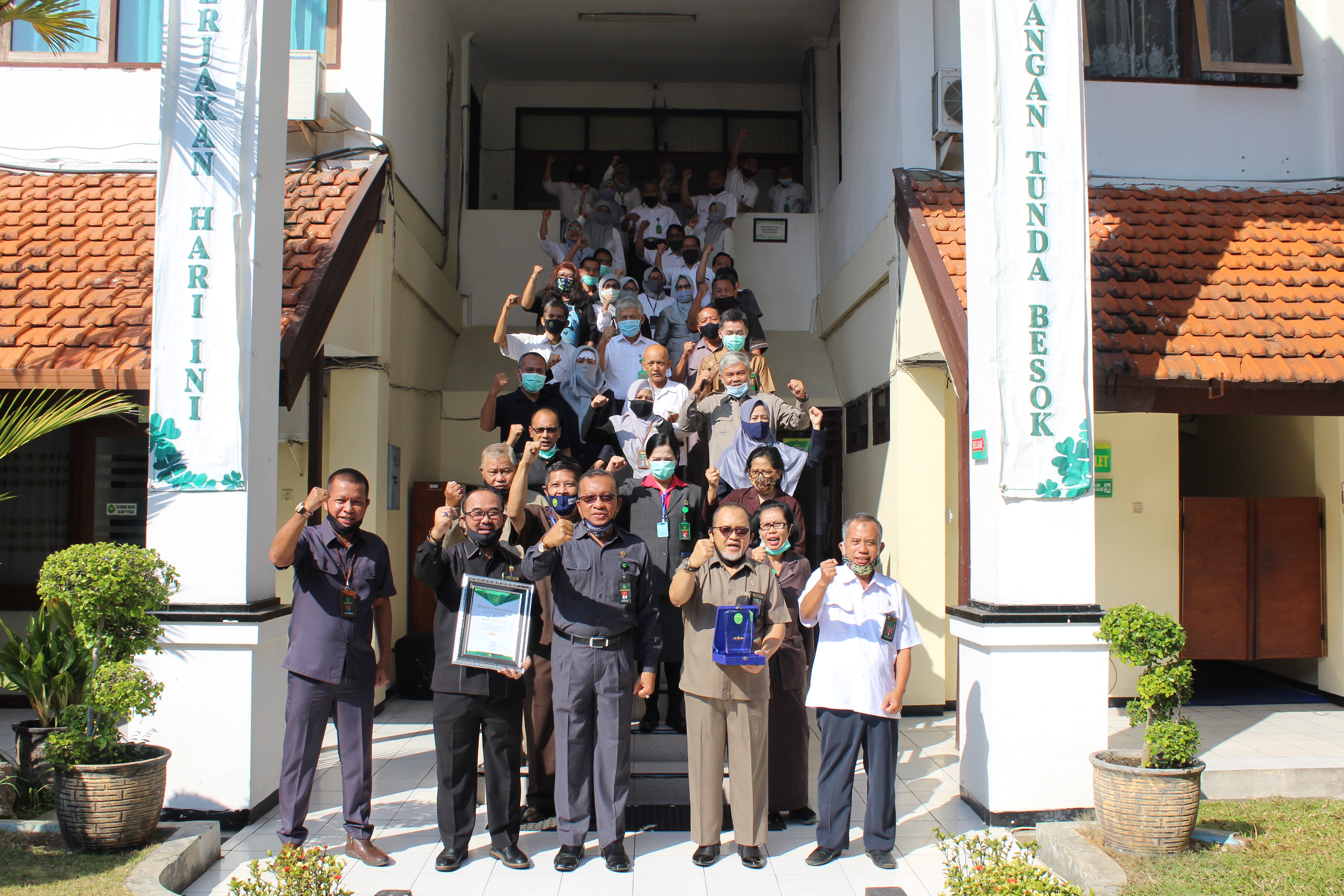 Rapat Dinas Bulanan dan Penerimaan Penghargaan Penilaian EIS Terbaik Pengadilan Negeri Sidoarjo